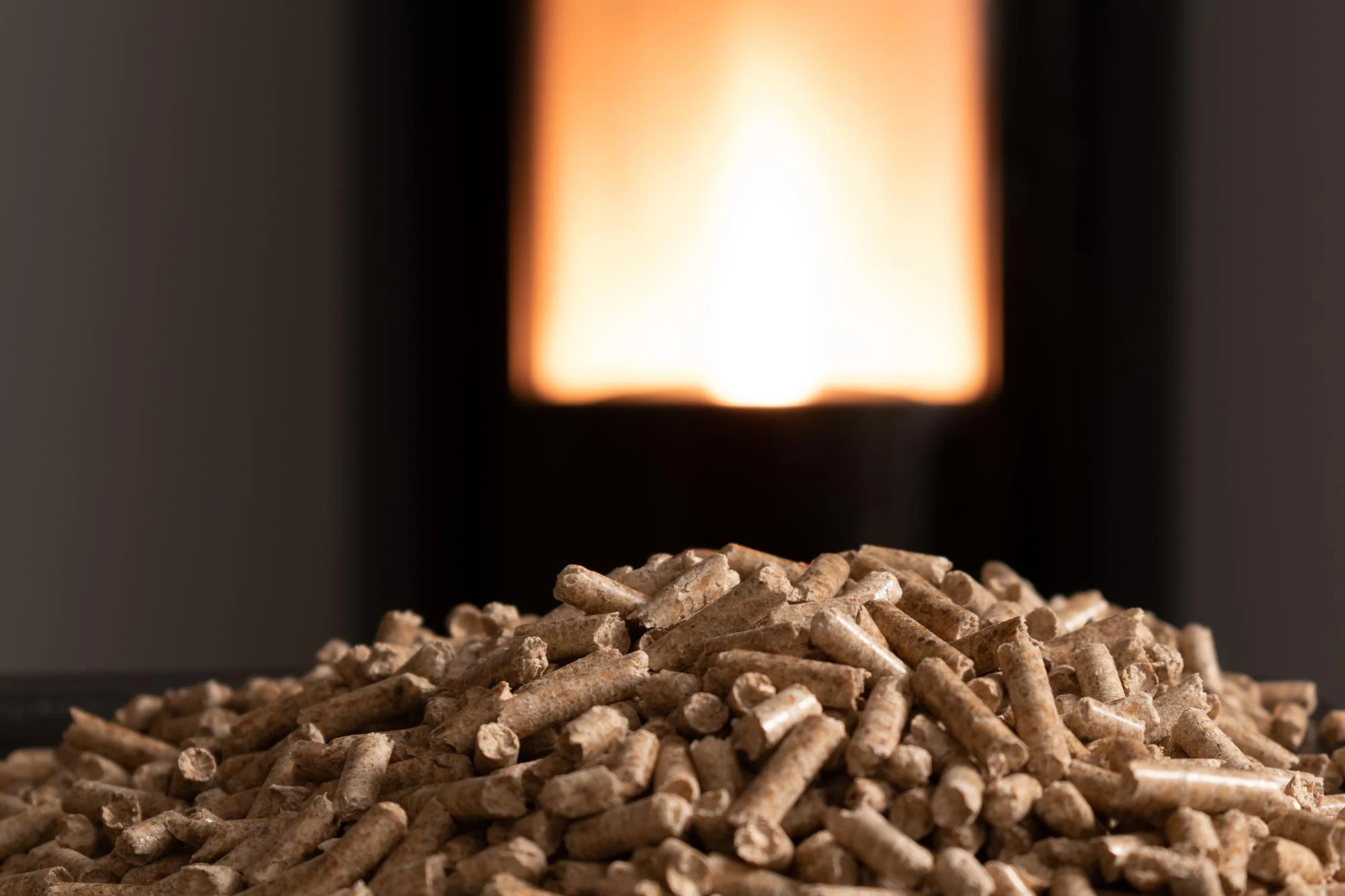 Houtpellets voor een vlam