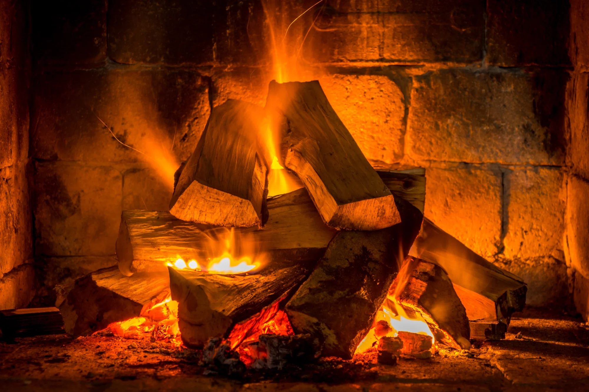 Brandend hout in een haard