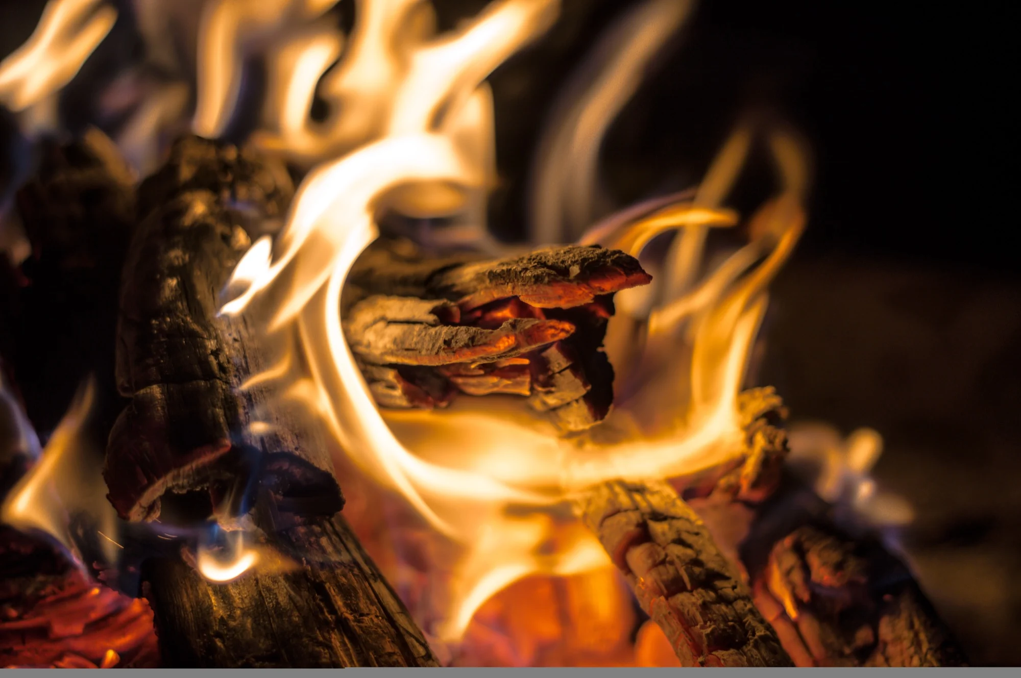 Brandend haardhout van dichtbij