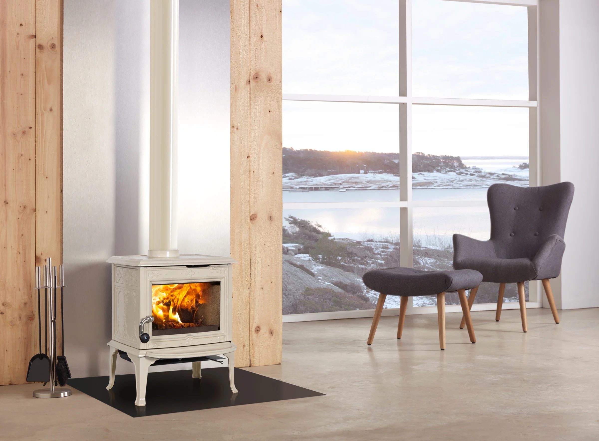 Jøtul F 100 ECO.2 LL SE in ivoor emaille in een woonkamer