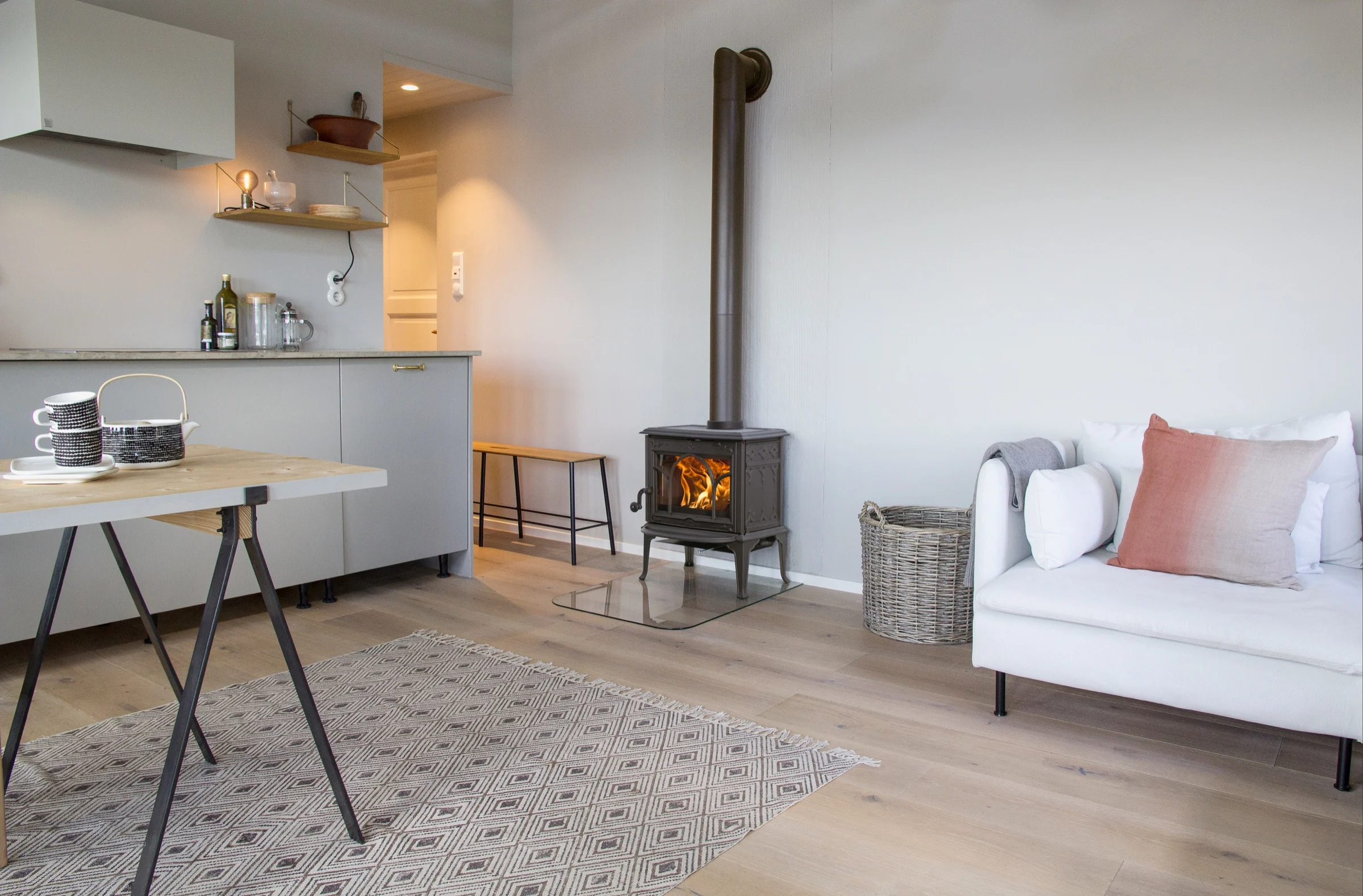 Jøtul F 100 ECO.2 LL SE in zwart in een woonkamer