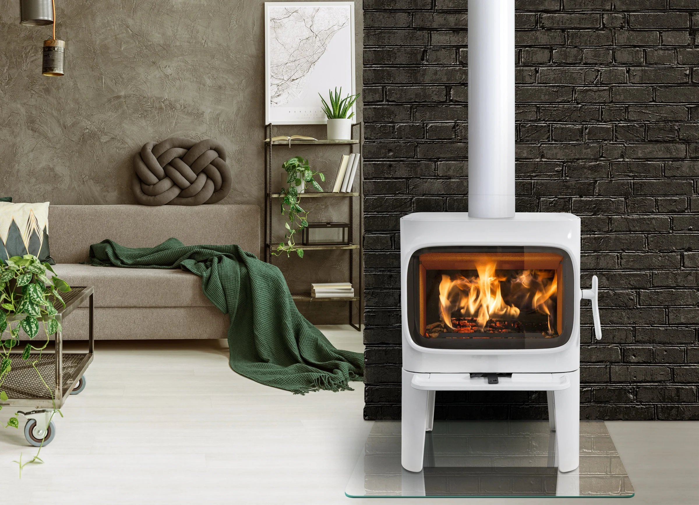 Jøtul F 305 R LL in wit emaille in een woonkamer