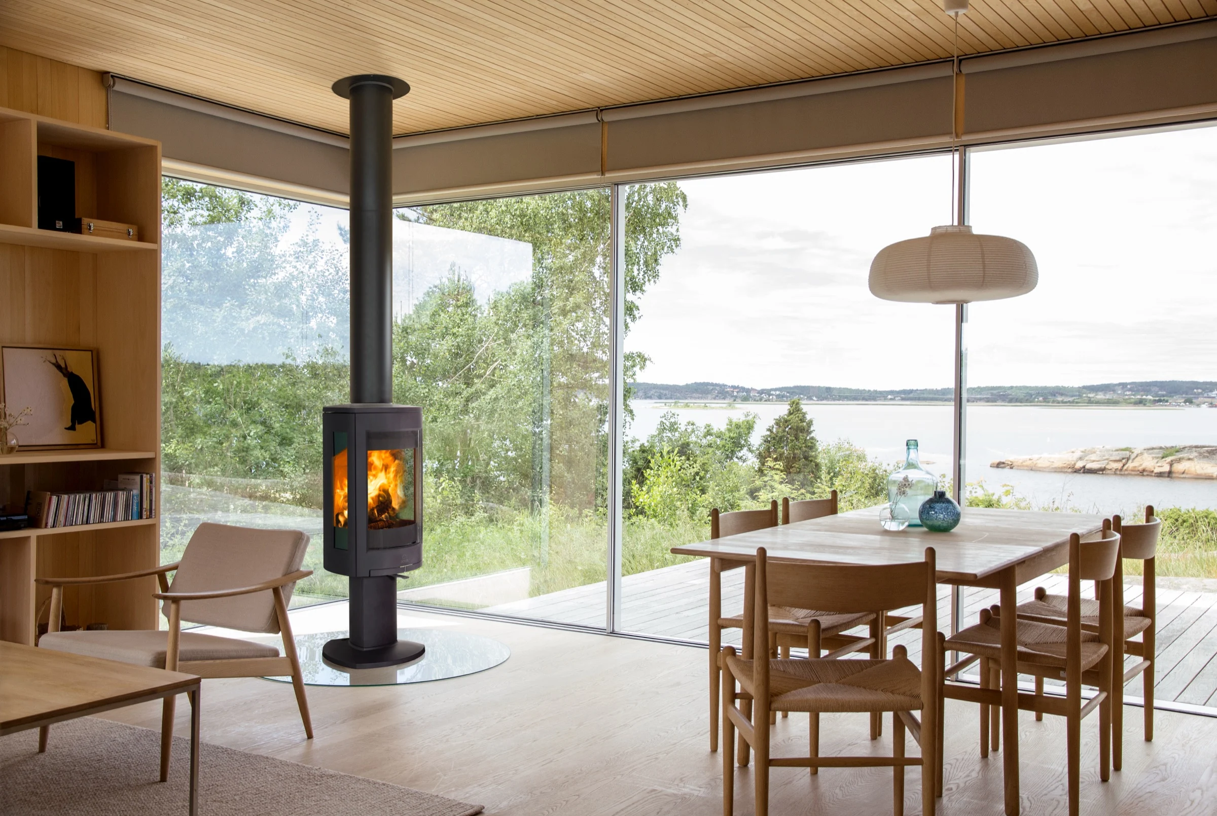 Jøtul F 373 v2 Advance in zwart in een woonkamer