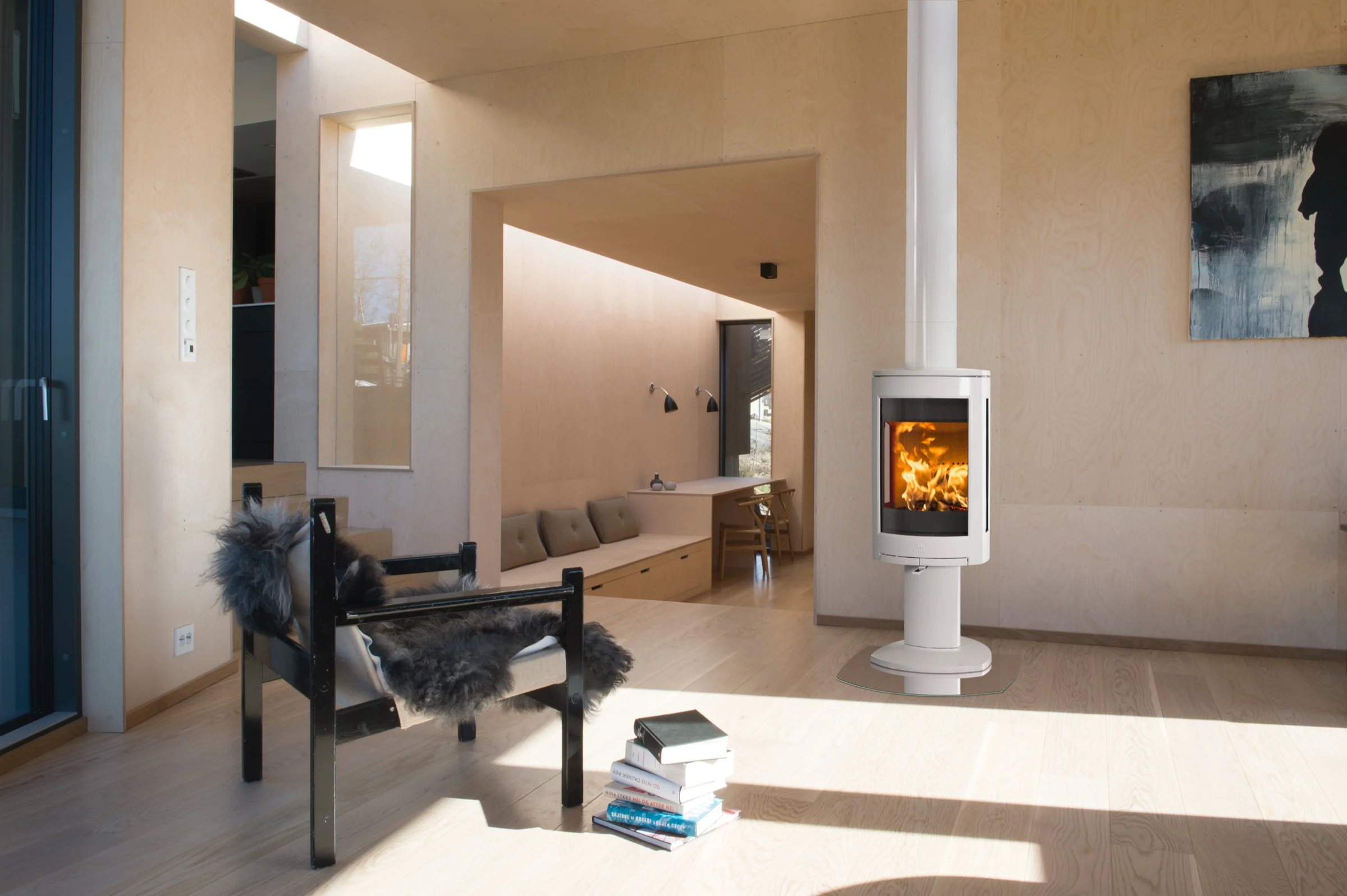 Jøtul F 373 v2 Advance in wit emaille in een woonkamer