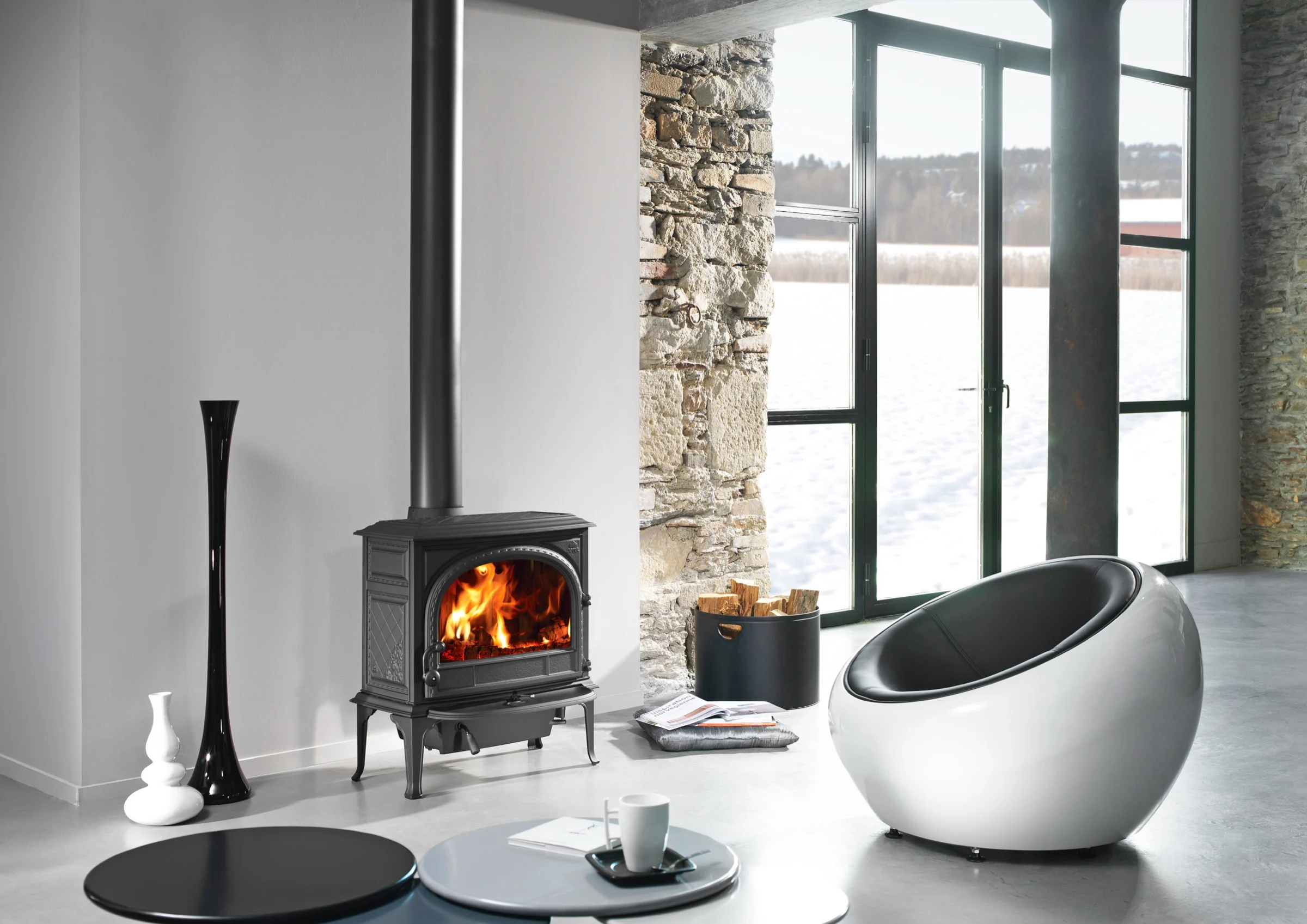 Jøtul F 400 ECO SE in zwart in een woonkamer