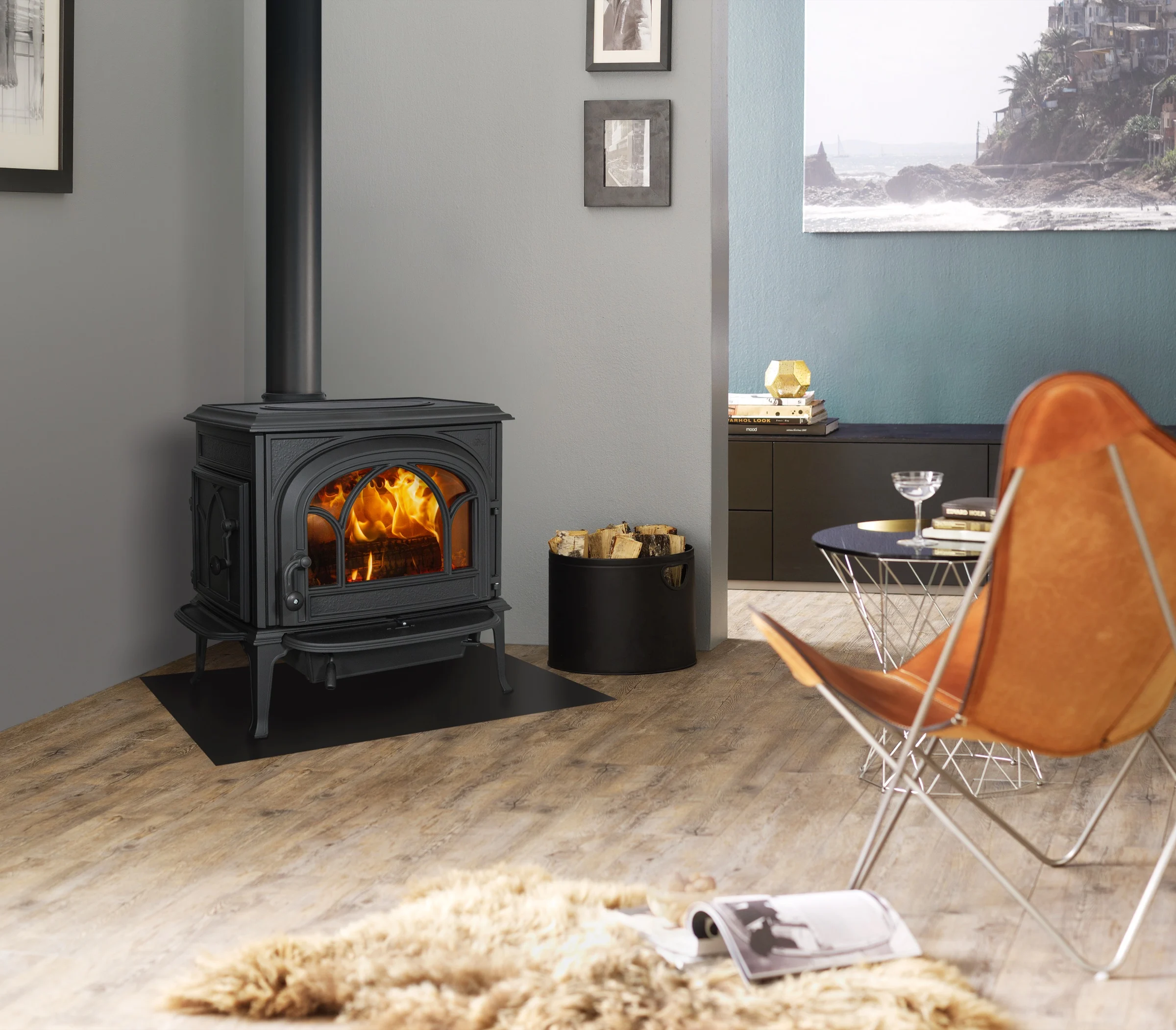 Jøtul F 500 ECO in zwart in een woonkamer