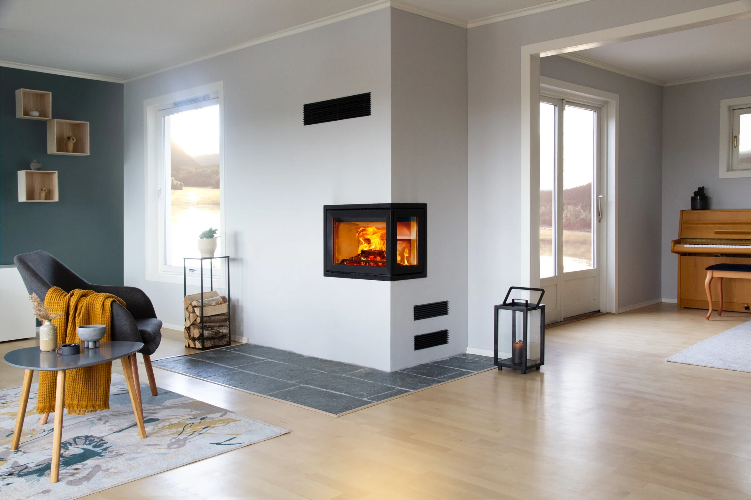 Jøtul I 520 FR ingebouwd in een woonkamer