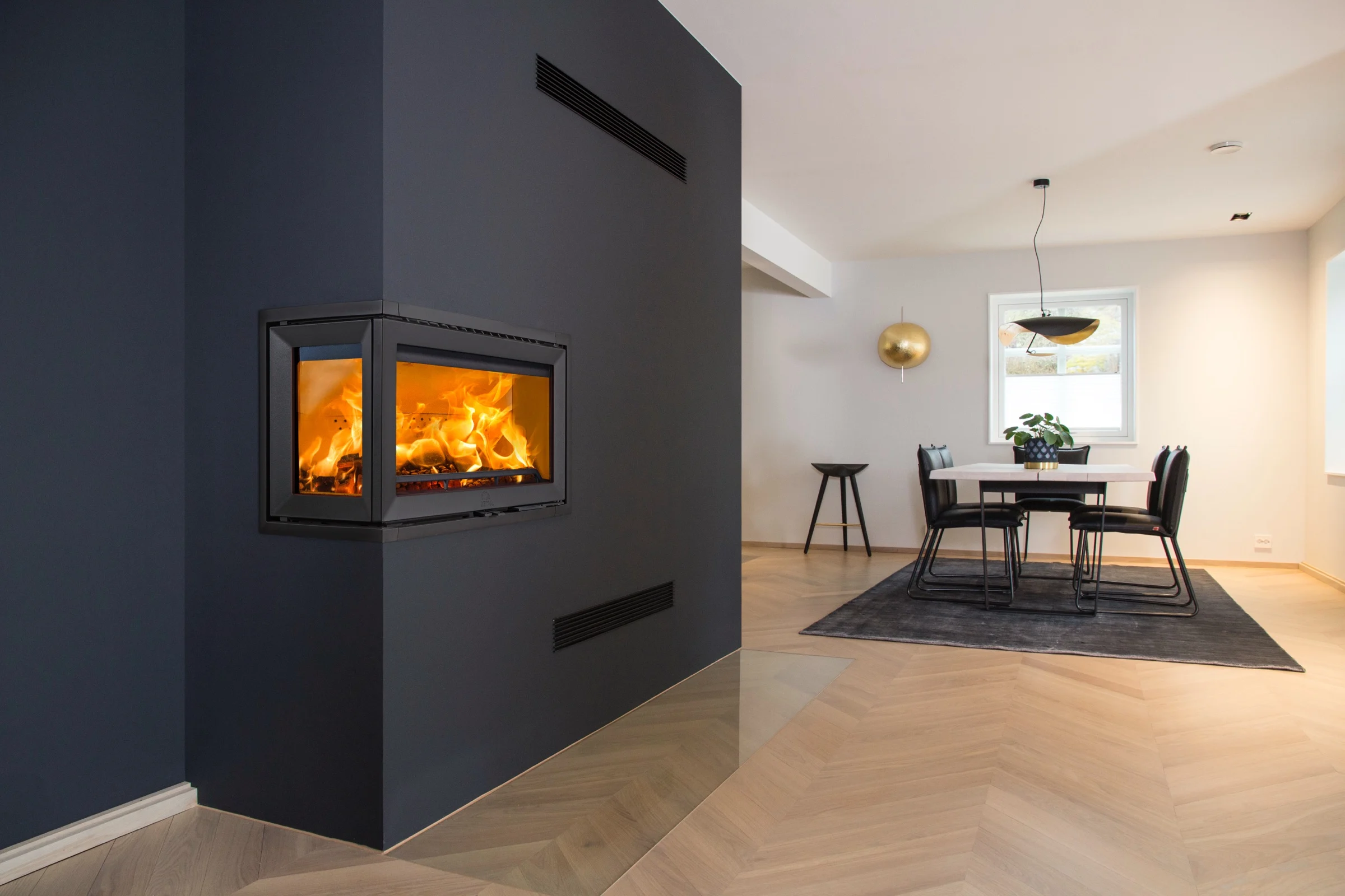 Jøtul I 620 FL ingebouwd in een woonkamer