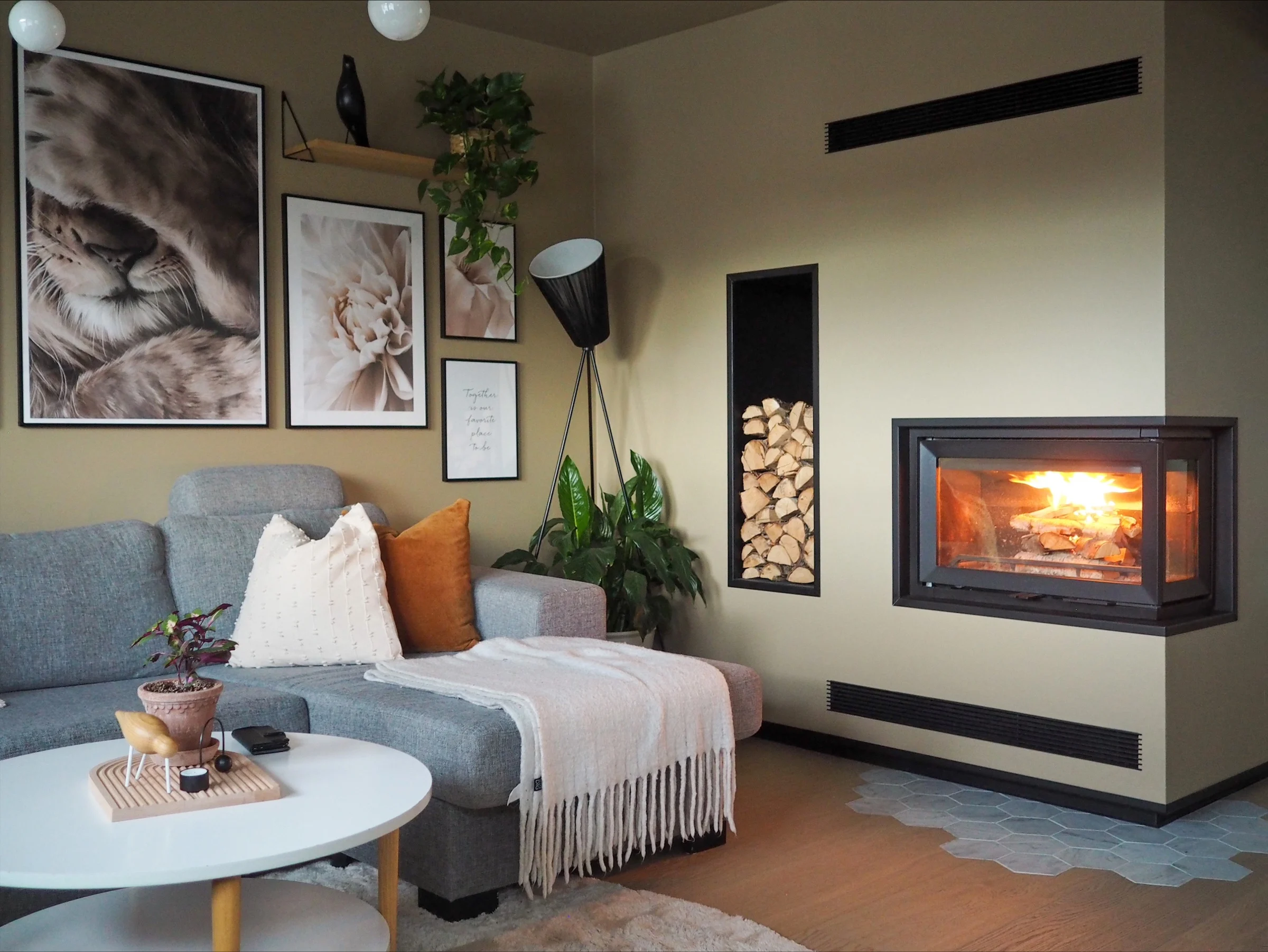 Jøtul I 620 FR ingebouwd in een woonkamer
