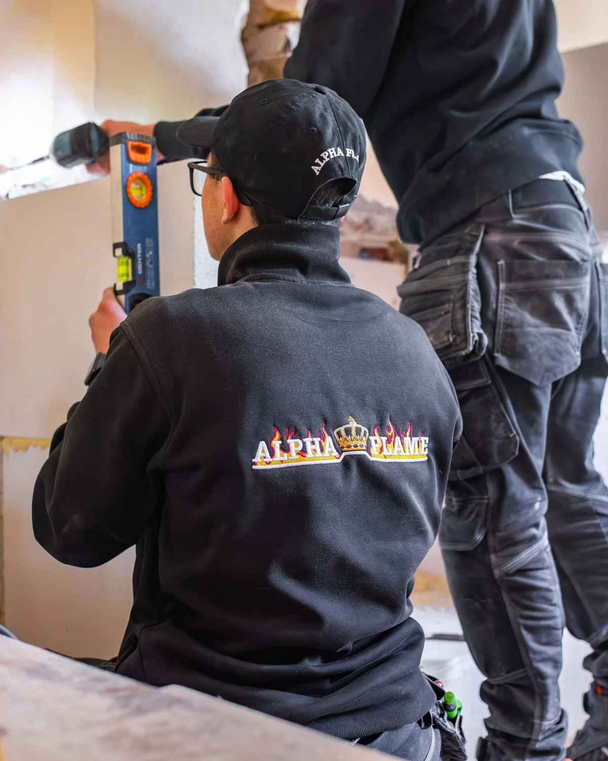 Monteur controleert een nieuwe ombouw met een waterpas